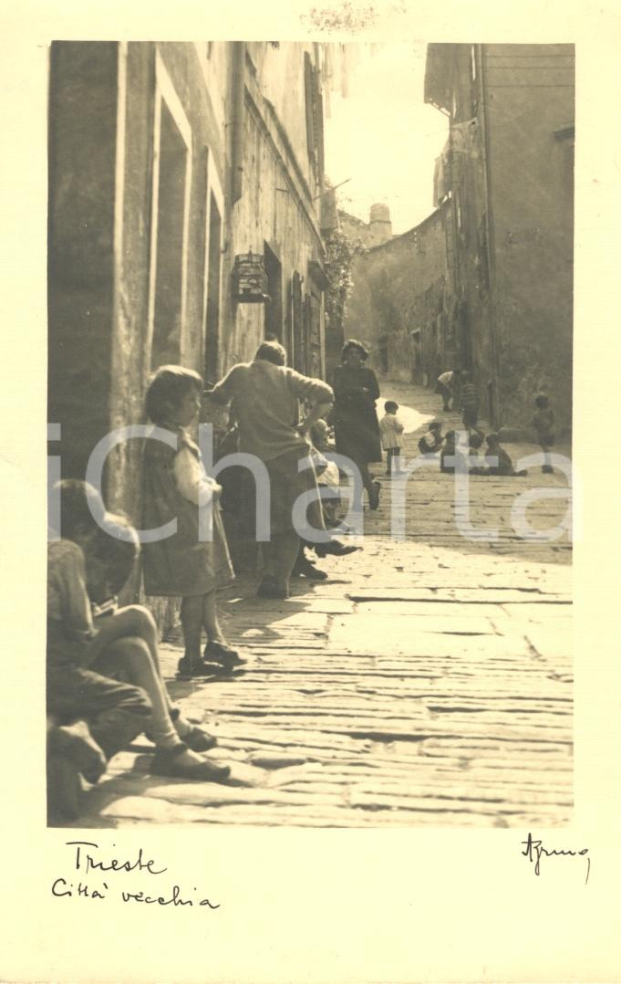 Cartolina originale da collezione 1931 TRIESTE Scorcio CITTA  VECCHIA con donne e bambini Cartolina animata FP VG 1