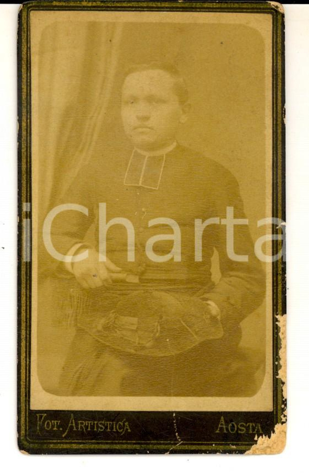 Fotografia d epoca originale 1890 ca AOSTA Ritratto di sacerdote in veste talare Foto artistica MARIANI CDV 1