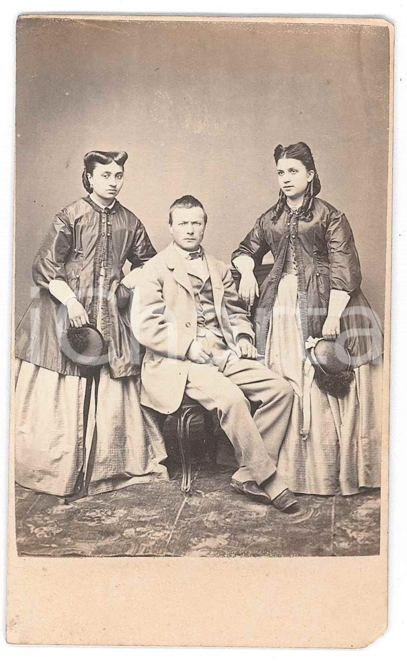 Fotografia d epoca originale 1870 ca ITALIA Ritratto di due sorelle con il fratello  Foto VINTAGE CDV 1