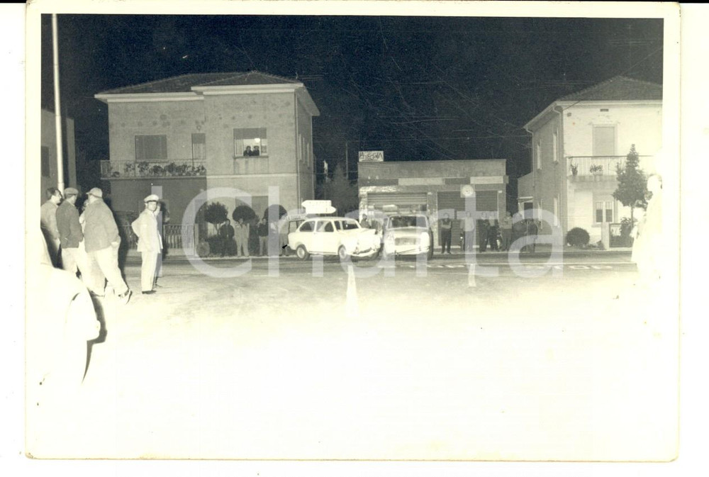 Fotografia d epoca originale 1970 ca AREA DI PESARO Incidente stradale con vigili e passanti Foto 15x10 1