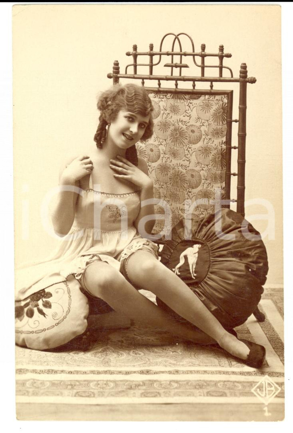 Fotografia d'epoca originale 1910 ca EROTICA VINTAGE Giovane donna ammiccante in reggicalze *Fotografia 1