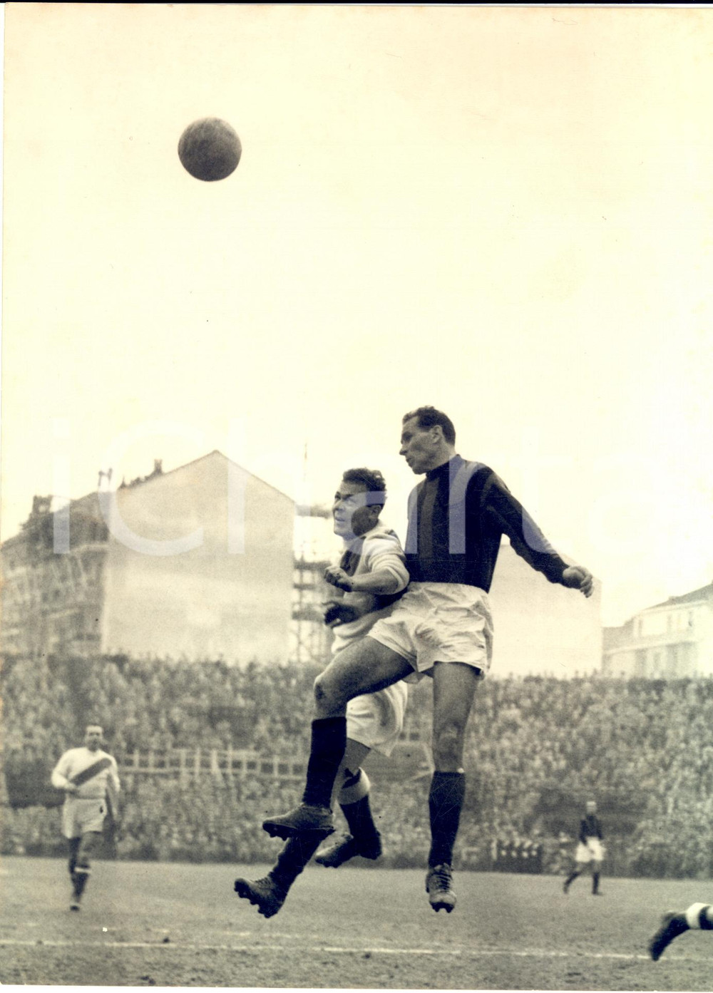 1955 CALCIO TORINO-MILAN 1-2 Duello Quinto BERTOLONI - Arturo SILVESTRI *Foto  Fotografia d'epoca, con didascalia coeva al verso.  CONDIZIONI: G (ma lieve piegatura angolare)FORMATO: 18x24 cm     originale e autentica 1