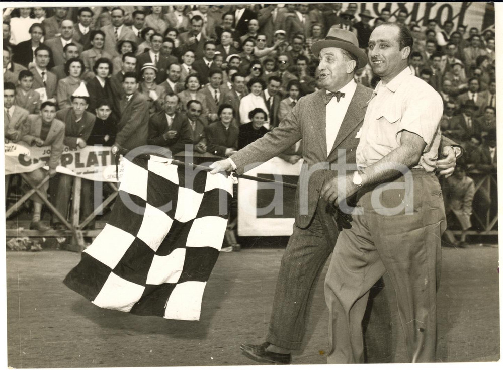 1953 AUTOMOBILISMO BRESCIA MILLE MIGLIA Arrivo di Juan Manuel FANGIO - Foto Fotografia d'epoca con didascalia coeva.  CONDIZIONI: G (ma lieve piegatura angolare)FORMATO: 18x13 cm     originale e autentica 1