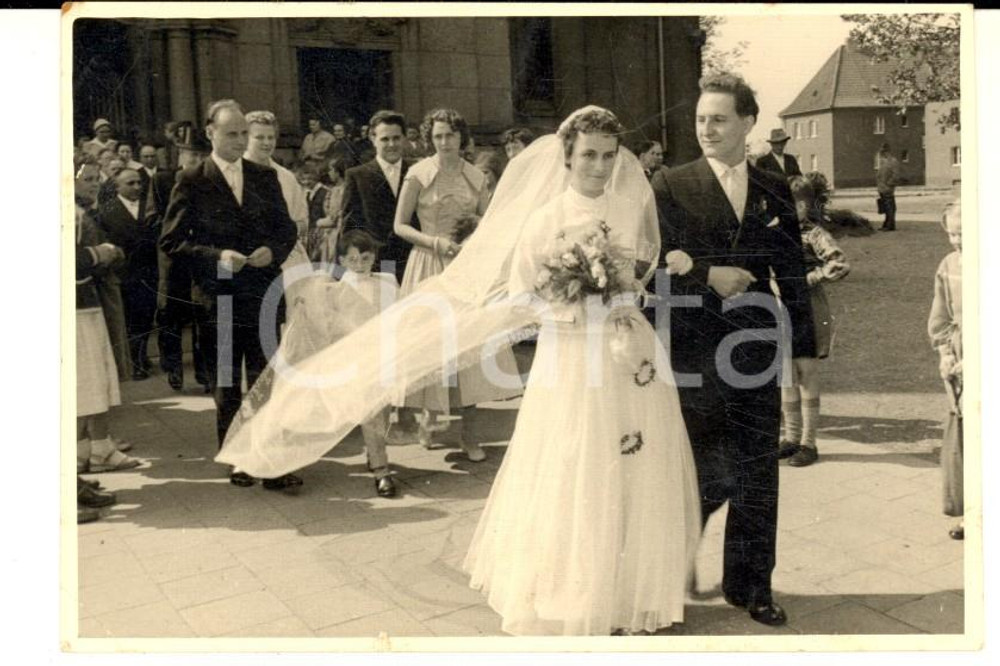 Fotografia d epoca originale 1950 ca ALTO ADIGE ? Coppia di sposi esce dalla chiesa Foto VINTAGE 10x7 1