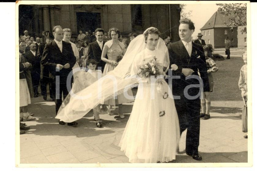 Fotografia d epoca originale 1950 ca ALTO ADIGE ? Coppia di sposi esce dalla chiesa Foto VINTAGE 10x7 1