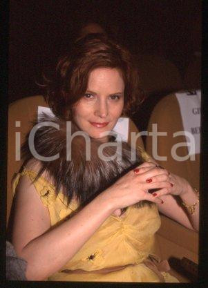 35mm vintage slide* 2000 VENICE Italy film festival Jennifer Jason LEIGH (117)  Diapositiva d'epoca, in formato 35 mm.CONDIZIONI: GOODE' severamente vietata la riproduzione. Tutti i diritti sono riservati.Nella diapositiva ICharta mette in vendita, sul negozio eBay e in esclusiva sul sito "icharta" il proprio archivio composto da numerose diapositive e negativi fotografici d'epoca, tutti originali e autentici, che attraversano la storia del costume italiano tra gli la fine degli anni Sessanta e Novanta.Si tratta di uno sguardo inedito sull'attualit&agrave;, la politica, la vita quotidiana, il gossip e la cultura, che fotografa il cambiamento della nazione in quest'ultimo scorcio del XX secolo. Un'occasione unica per il mercato del collezionismo, che vede finalmente disponibile un archivio eccezionale per vastit&agrave;, tematiche e condizioni, in un settore (il negativo fotografico e la diapositiva) di assoluta novit&agrave; e dalle interessanti prospettive di investimento.  FAIR/discreto   originale e autentica 1