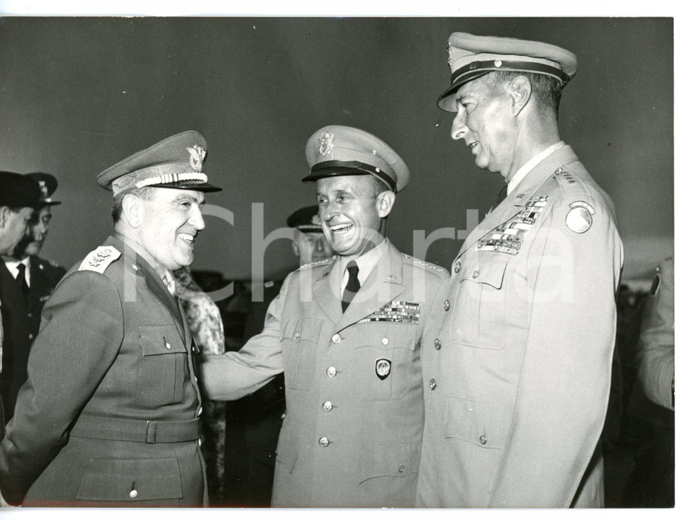 1954 ROMA MEMORIAL DAY Giuseppe MANCINELLI riceve Mark CLARK e Alfred GRUENTHER Fotografia d'epoca, con didascalia coeva al verso. CONDIZIONI: GFORMATO: 18x13 cm     originale e autentica 1