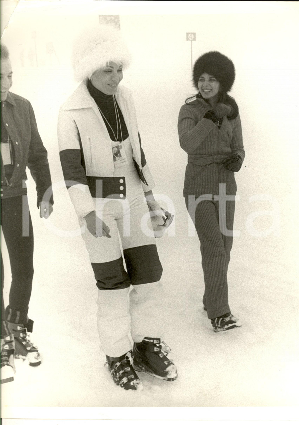 1970 ca COSTUME Principessa Soraya di Persia in vacanza sulla neve (6) Foto