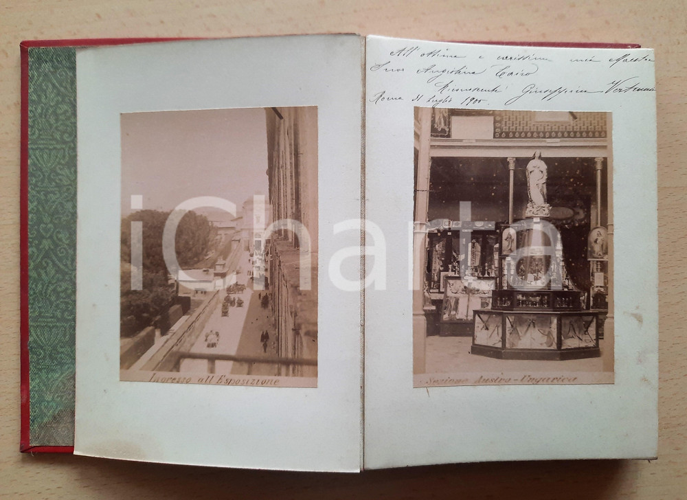 1900 ROMA Album 18 fotografie ESPOSIZIONE VATICANA del 1888 *RARO Raro album, originale d'epoca, contenente 18 fotografie all'albumina dell'Esposizione che si tenne presso i Musei Vaticani nel 1888.L'album mostra l'allestimento delle varie sale e sezioni e presenta una dedica autografa di Giuseppina Vertemati alla sua maestra, suor Angiolina Cairo.Coperta rigida con decorazioni e titoli dorati. FAIR/discreto buone condizioni interne, ma la coperta presenta tracce d'uso, lievi scoloriture e tracce di umiditÃ  Formato: 12x17 cm originale e autentica 1