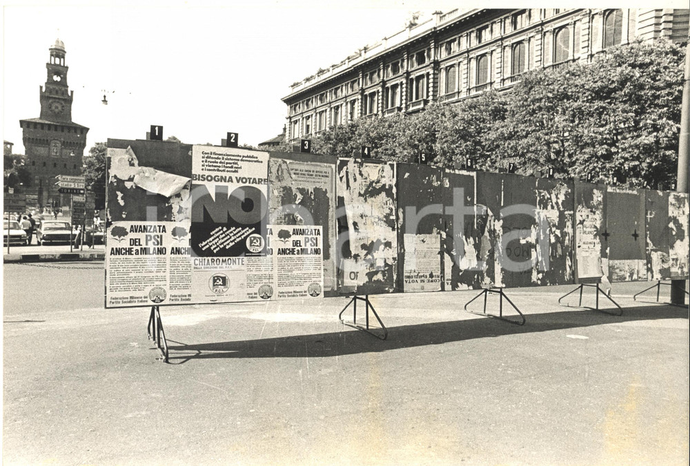 Fotografia d epoca originale 1978 MILANO Largo Cairoli  Manifesti referendum finanziamento ai partiti Foto 1