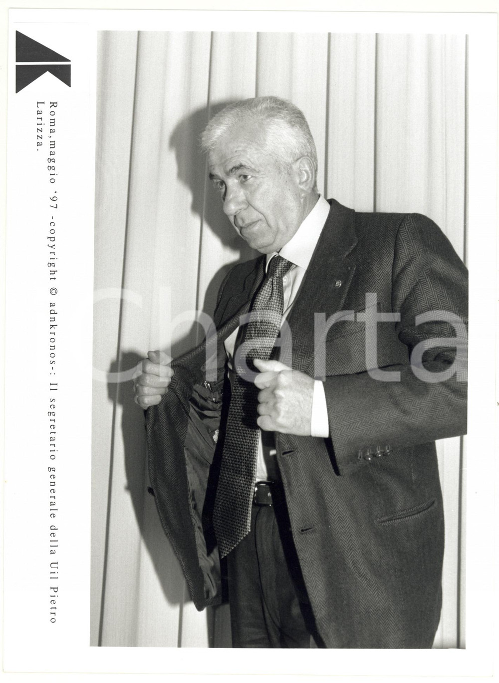 Fotografia d epoca originale 1997 ROMA Pietro LARIZZA segretario generale UIL si sistema la giacca FOTO 17x24 1