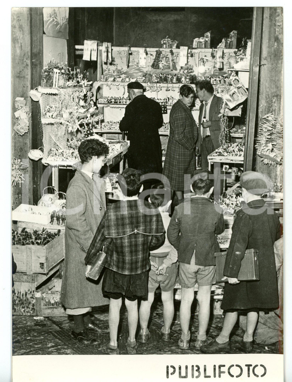 1957 NATALE A NAPOLI Bambini scelgono le statuine per il presepe *Foto 13x18 cm Fotografia d'epoca, con didascalia coeva al verso. CONDIZIONI: GFORMATO: 13x18 cm     originale e autentica 1