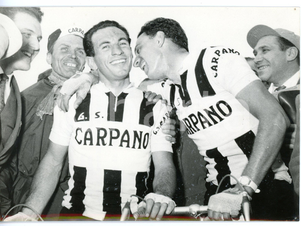1957 CICLISMO NIZZA-GENOVA Vincitore Nino DEFILIPPIS - Squadra CARPANO *Foto Fotografia d'epoca con didascalia coeva.  CONDIZIONI: G (ma lievi difetti di stampa) FORMATO: 18x13 cm     originale e autentica 1