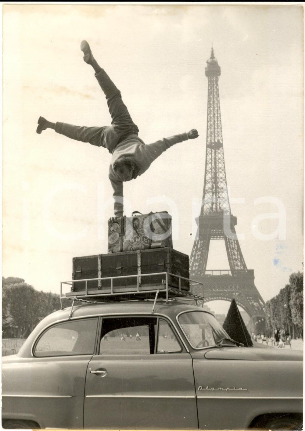 1956 PARIS Il viaggiatore acrobata Heinz ROX-SCHULZ saluta la Torre Eiffel *Foto Fotografia d'epoca, con didascalia coeva. CONDIZIONI: POOR (rigatura verticale evidente)FORMATO: 13x18 cm    originale e autentica 1