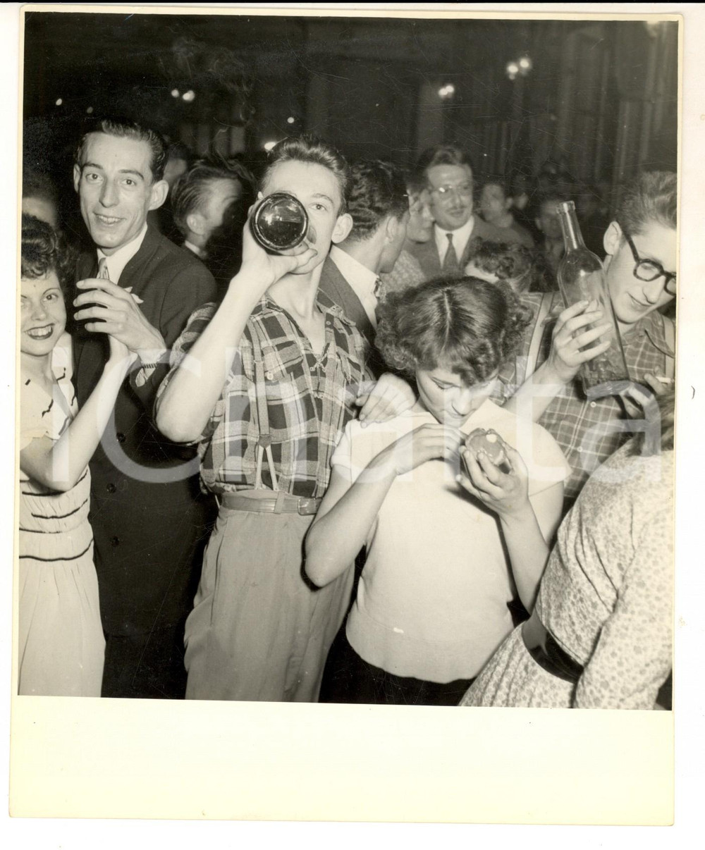 Fotografia d epoca originale 1960 ca PARIS Festa alcolica in un animato locale notturno Foto 17x21 cm 1