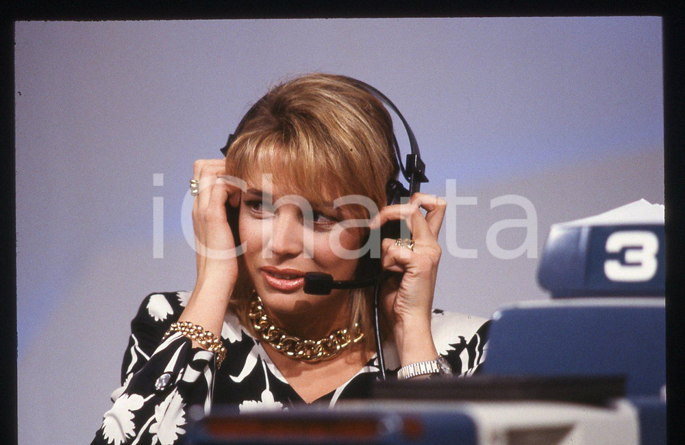 35mm vintage slide* 1987 ODEON TV Roberta TERMALI a FORZA ITALIA - Backstage (3)  Diapositiva d'epoca, in formato 35 mm. CONDIZIONI: GOOD Tutti i diritti riservati.E' severamente vietata la riproduzione. ICharta mette in vendita, sul negozio eBay e in esclusiva sul sito "icharta" il proprio archivio composto da numerose diapositive e negativi fotografici d'epoca, tutti originali e autentici, che attraversano la storia del costume italiano tra gli la fine degli anni Sessanta e Novanta.Si tratta di uno sguardo inedito sull'attualit&agrave;, la politica, la vita quotidiana, il gossip e la cultura, che fotografa il cambiamento della nazione in quest'ultimo scorcio del XX secolo. Un'occasione unica per il mercato del collezionismo, che vede finalmente disponibile un archivio eccezionale per vastit&agrave;, tematiche e condizioni, in un settore (il negativo fotografico e la diapositiva) di assoluta novit&agrave; e dalle interessanti prospettive di investimento.  originale e autentica 1