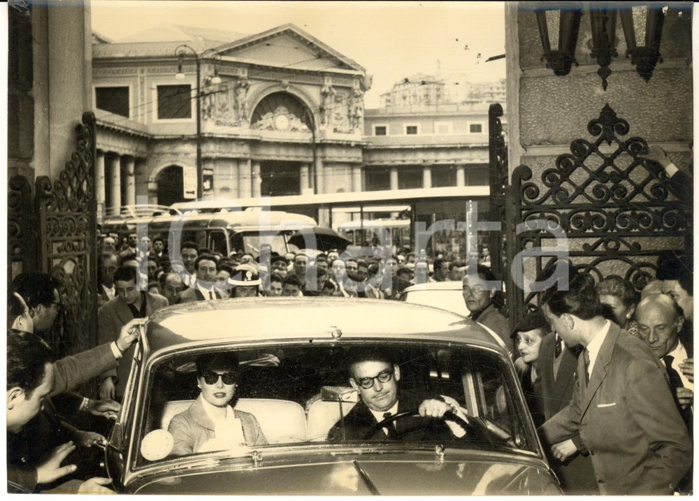 1957 GENOVA Piazza Principe - Arrivo principi Ranieri e Grace di Monaco *Foto Fotografia d'epoca con didascalia coeva. CONDIZIONI: GFORMATO: 18x13 cm      originale e autentica 1