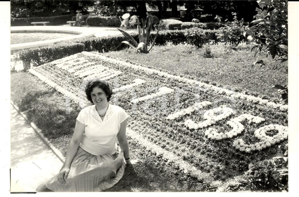 Fotografia d epoca originale 1959 BELLUNO Turista in un giardino fiorito Fotografia VINTAGE 15x10 cm 1
