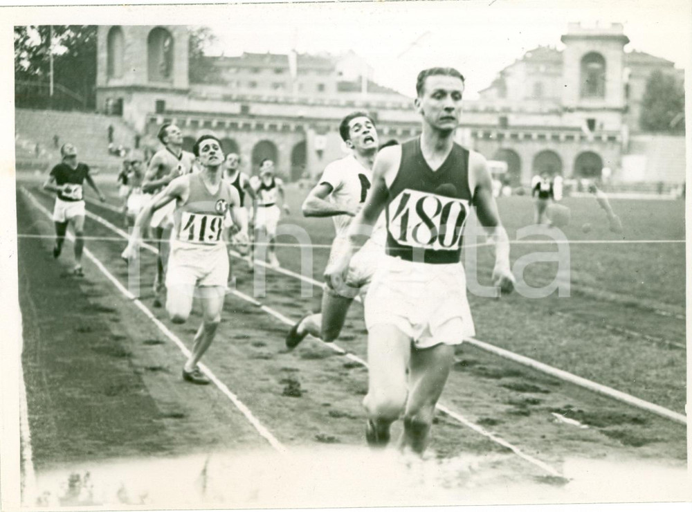 Fotografia d epoca originale 1934 MILANO Littoriali atletica Arrivo BREZZI del Guf TRIESTE al traguardo FOTO 1