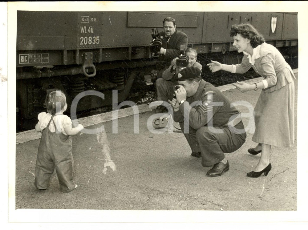 Fotografia d epoca originale 1953 TRIESTE Ultima fotografia a un piccolo inglese in partenza Foto 18x13 1