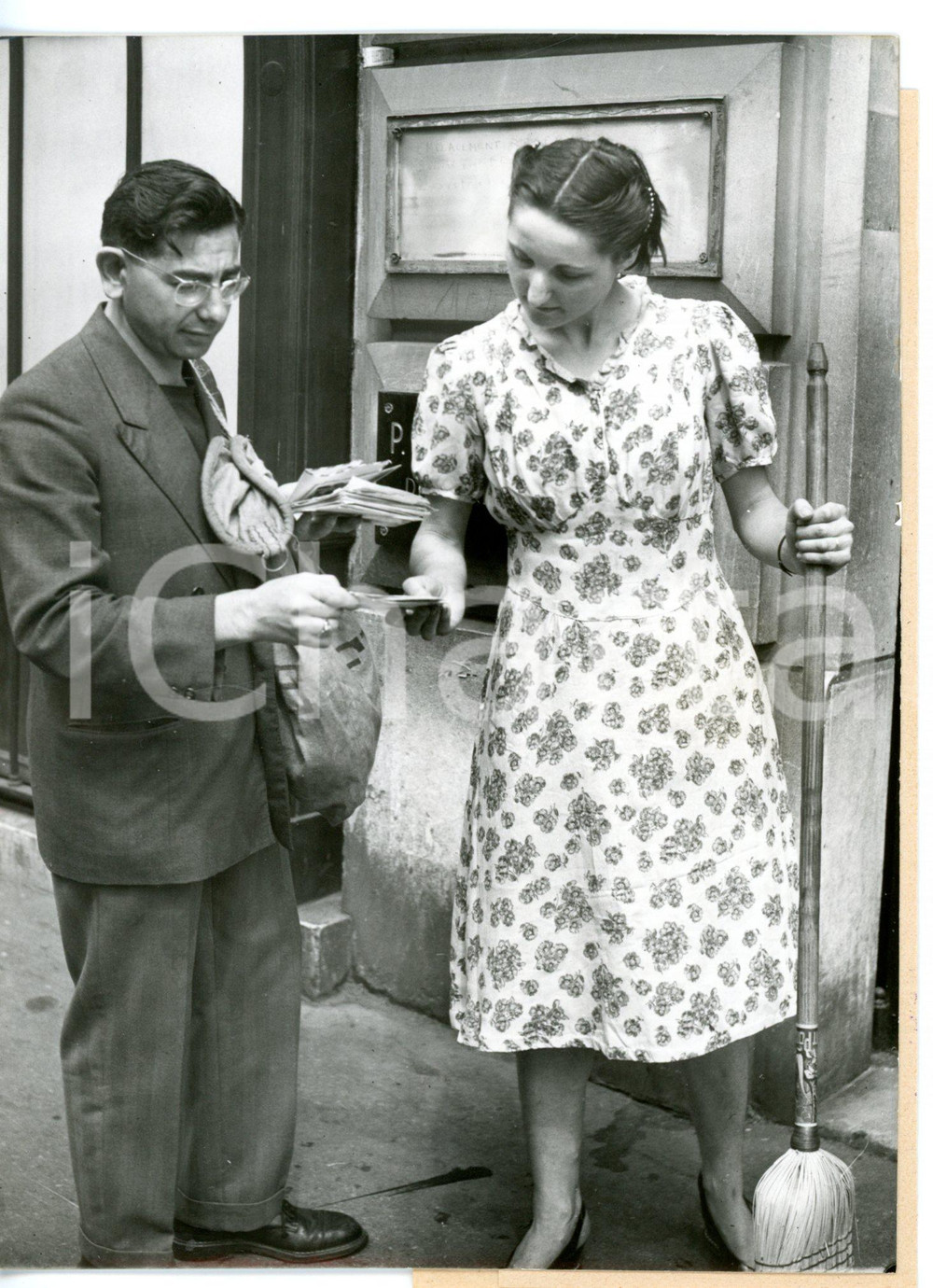 1953 PARIS Fattorino PTT consegna la corrispondenza *Foto COSTUME 13x18 cm Fotografia d'epoca con didascalia coeva.  CONDIZIONI: G FORMATO: 13x18 cm     originale e autentica 1