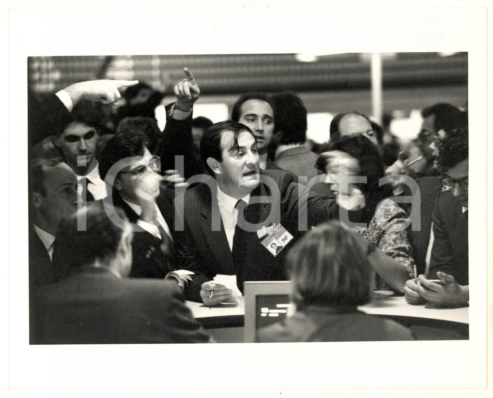 Fotografia d epoca originale 1987 MILANO Borsa Italiana  Momenti di frenesia Fotografia ARTISTICA 25x20 1