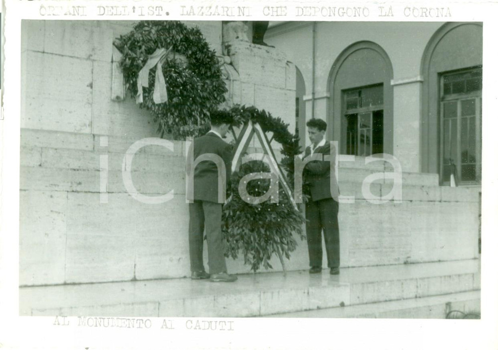 Fotografia d epoca originale 1950 ca TERNI Orfani Istituto LAZZARINI depongono corona sul Monumento ai Caduti 1