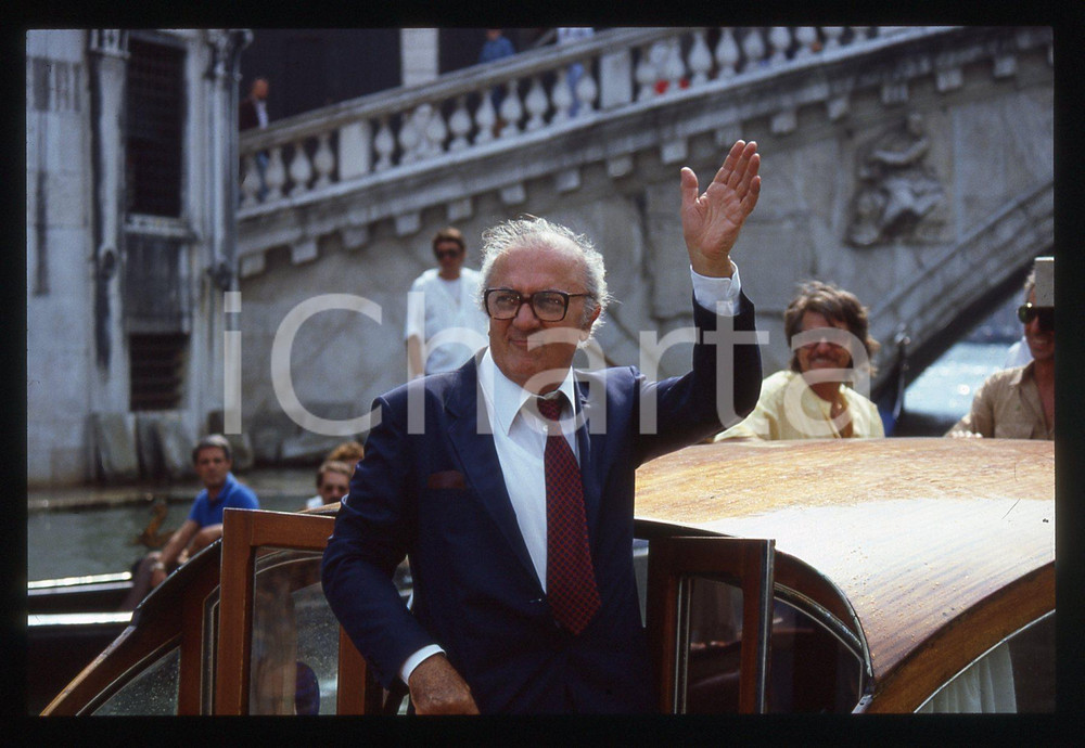 Fotografia d epoca originale 35mm vintage slide 1983 VENEZIA Federico FELLINI in motoscafo  Ritratto 15 1