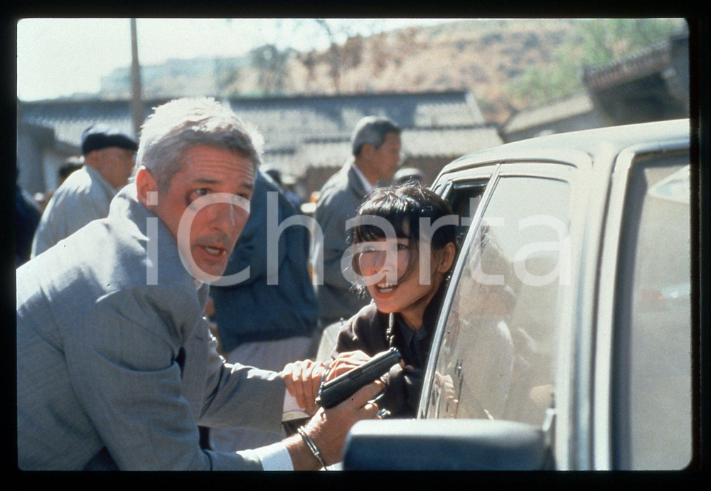35mm vintage slide* 1997 Film RED CORNER - Richard GERE Bai LING (1)   Diapositiva d'epoca, in formato 35 mm.  CONDIZIONI: GOOD   Tutti i diritti riservati.E' severamente vietata la riproduzione.  ICharta mette in vendita, sul negozio eBay e in esclusiva sul sito "icharta" il proprio archivio composto da numerose diapositive e negativi fotografici d'epoca, tutti originali e autentici, che attraversano la storia del costume italiano tra gli la fine degli anni Sessanta e Novanta.Si tratta di uno sguardo inedito sull'attualit&agrave;, la politica, la vita quotidiana, il gossip e la cultura, che fotografa il cambiamento della nazione in quest'ultimo scorcio del XX secolo. Un'occasione unica per il mercato del collezionismo, che vede finalmente disponibile un archivio eccezionale per vastit&agrave;, tematiche e condizioni, in un settore (il negativo fotografico e la diapositiva) di assoluta novit&agrave; e dalle interessanti prospettive di investimento.   originale e autentica 1