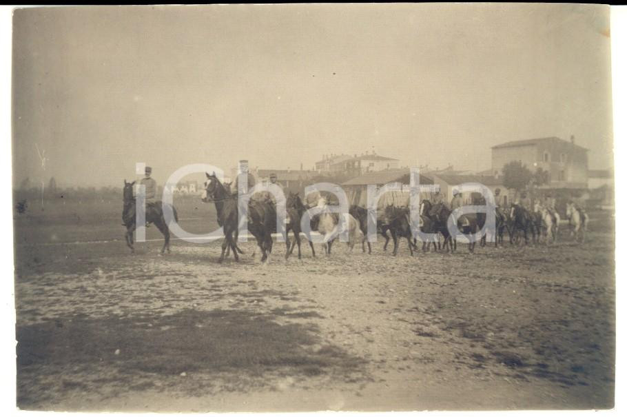 Fotografia d epoca originale 1916 VERONA REGIO ESERCITO Dino BARBERIS a cavallo con i commilitoni Foto 11x7 1