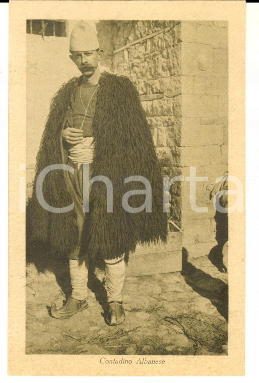 Cartolina originale da collezione 1930 ca COSTUMI ALBANIA Contadino con mantello tradizionale *Cartolina FP NV 1