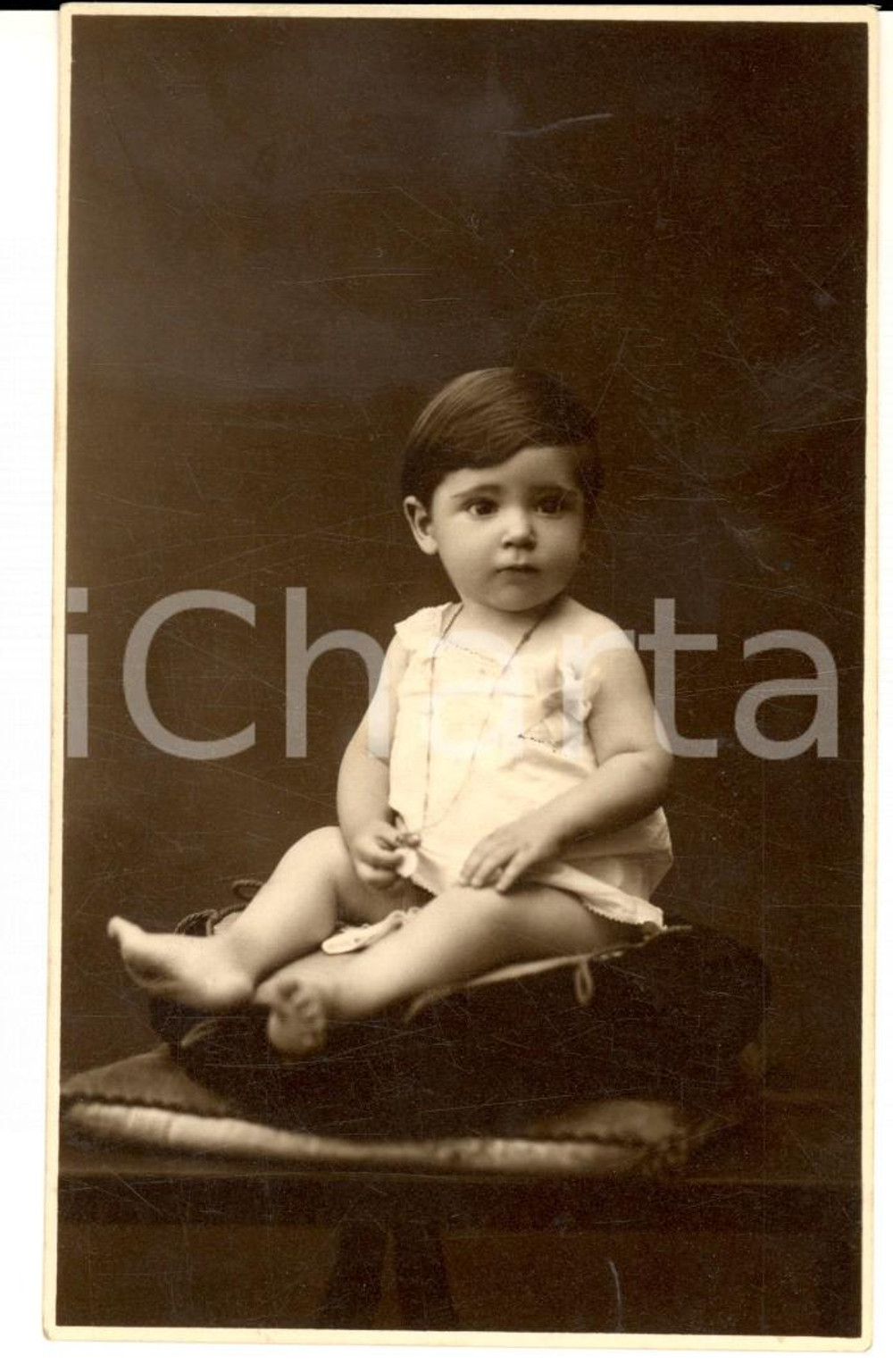 Fotografia d epoca originale 1930 ca MILANO Ritratto di bambino  su un cuscino Foto cartolina RECCHIA 1