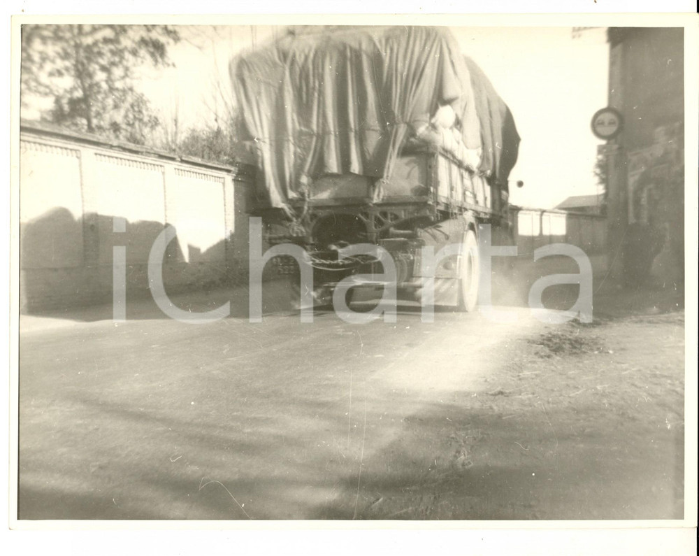 Fotografia d epoca originale 1960 ca TORRE BERETTI PV Camion attraversa il paese Fotografia 1