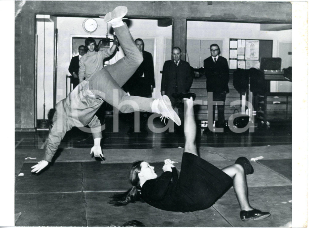 1973 LONDON Poliziotta Theresa GOODHALL durante un corso di arti marziali *Foto