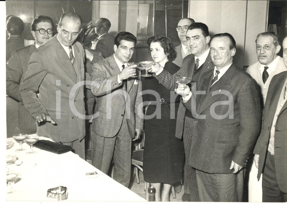 1955 GENOVA Il pugile Duilio LOI prima di un pranzo conviviale (2) Foto 18x13 cm
