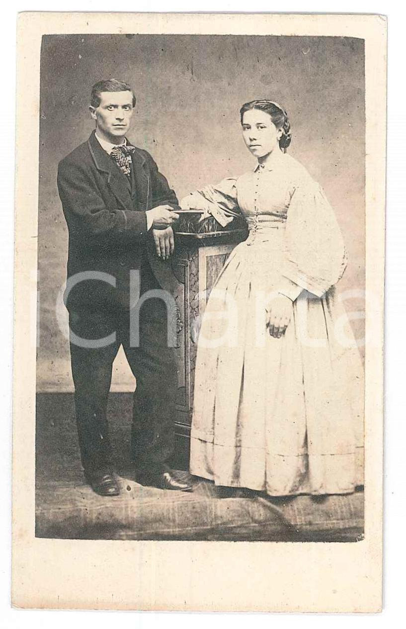 Fotografia d epoca originale 1870 ca MILANO Coppia di sposi   Ritratto Foto Luigi BARTEZZATI CDV 1