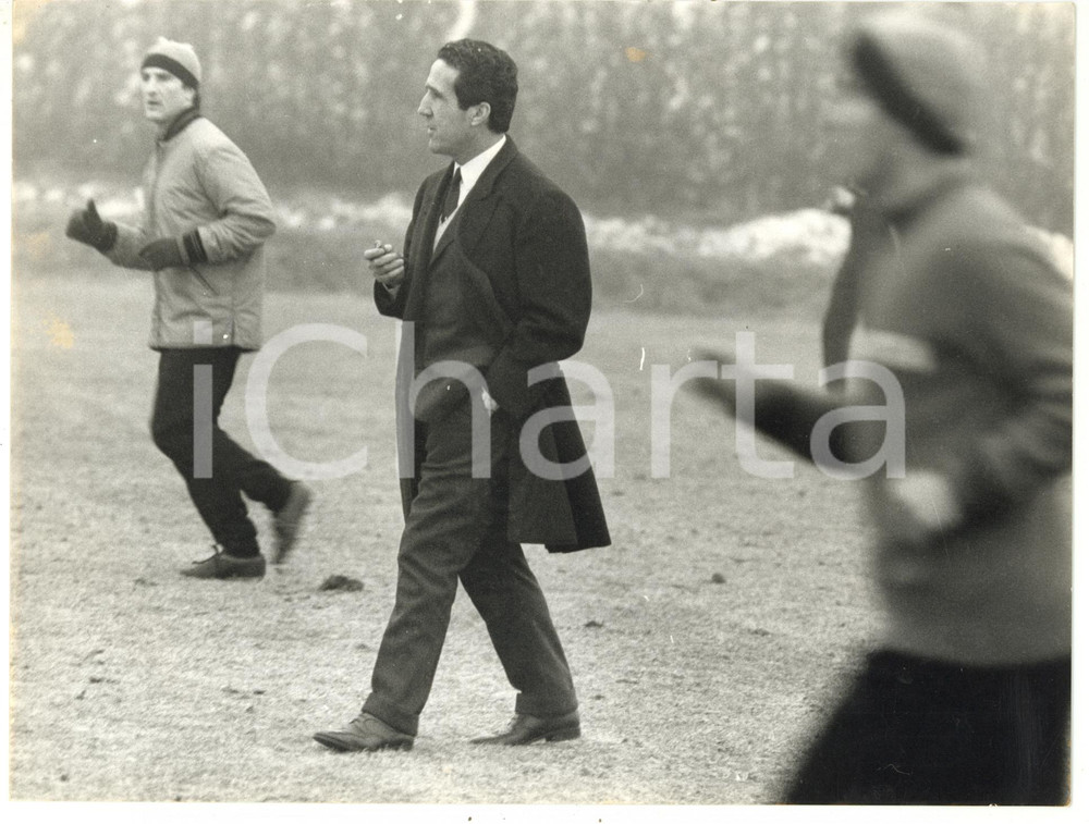 1967 APPIANO GENTILE CALCIO - INTER Helenio HERRERA Ritratto dell'allenatore  Fotografia d'epoca con didascalia coeva al verso.   CONDIZIONI: G (ma lievi difetti di stampa) FORMATO: 24x18 cm     originale e autentica 1