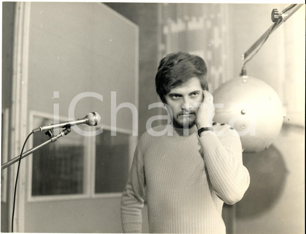 1970 ca MILANO Enrico Maria PAPES dei GIGANTI in sala registrazione - Foto 24x18