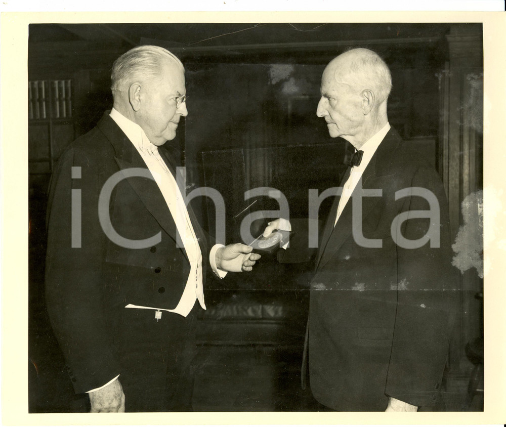 Fotografia d epoca originale 1950 NEW YORK USA Warren ROBINSON AUSTIN receiving THEODORE ROOSEVELT MEDAL 1