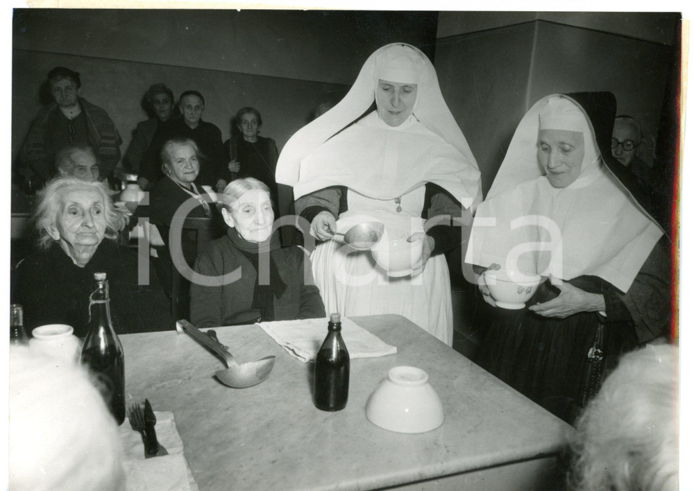1955 TORINO Istituto "Poveri Vecchi" - Suor Giorgina CACCIA e Giovanna LEGNANI  Fotografia d'epoca, con didascalia coeva al verso. CONDIZIONI: FAIR (piegatura all'angolo superiore destro)FORMATO: 18x13 cm     originale e autentica 1