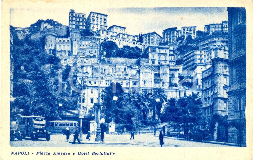 Cartolina originale da collezione 1930 ca NAPOLI Piazza AMEDEO e l'Hotel BERTOLINI'S *Cartolina ANIMATA FP NV 1