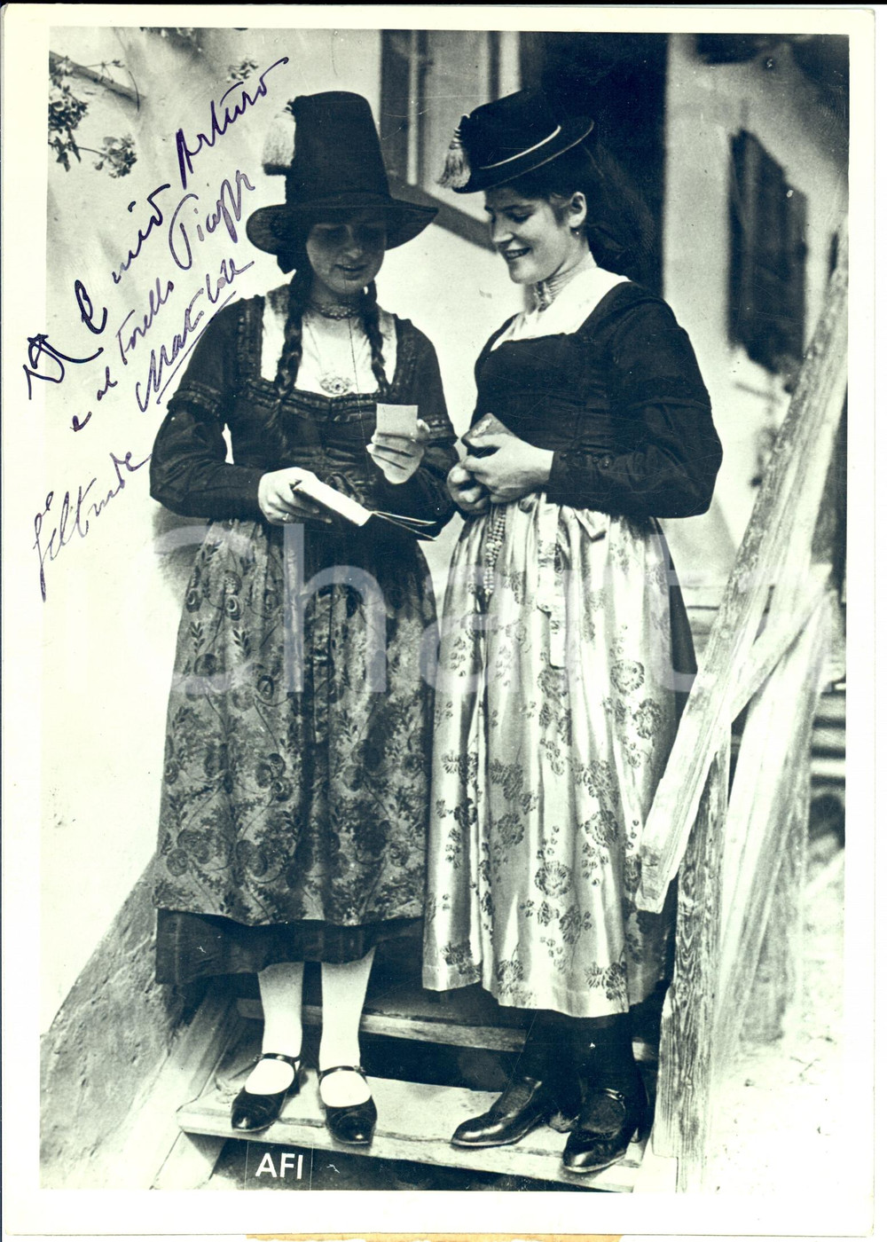 Fotografia d epoca originale 1940 ca VENEZIA Giovani ragazze in costume tipico leggono un libro Con dedica 1