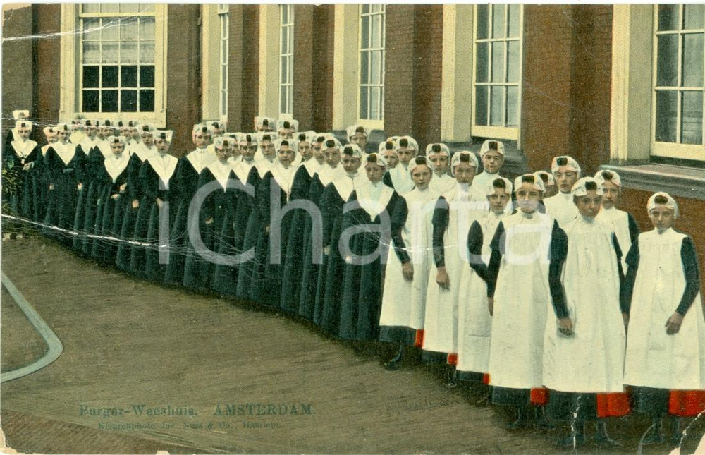 Cartolina originale da collezione 1907 AMSTERDAM Ragazze in fila all orfanotrofio ILLUSTRATA Cartolina DANNEGGIATA 1