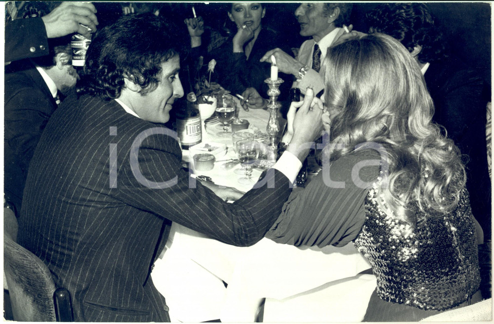 1975 ca GOSSIP ITALIA Barbara BOUCHET a cena con Luigi BORGHESE *Foto Fotografia di agenzia. CONDIZIONI: G FORMATO: 30x20 cm    originale e autentica 1