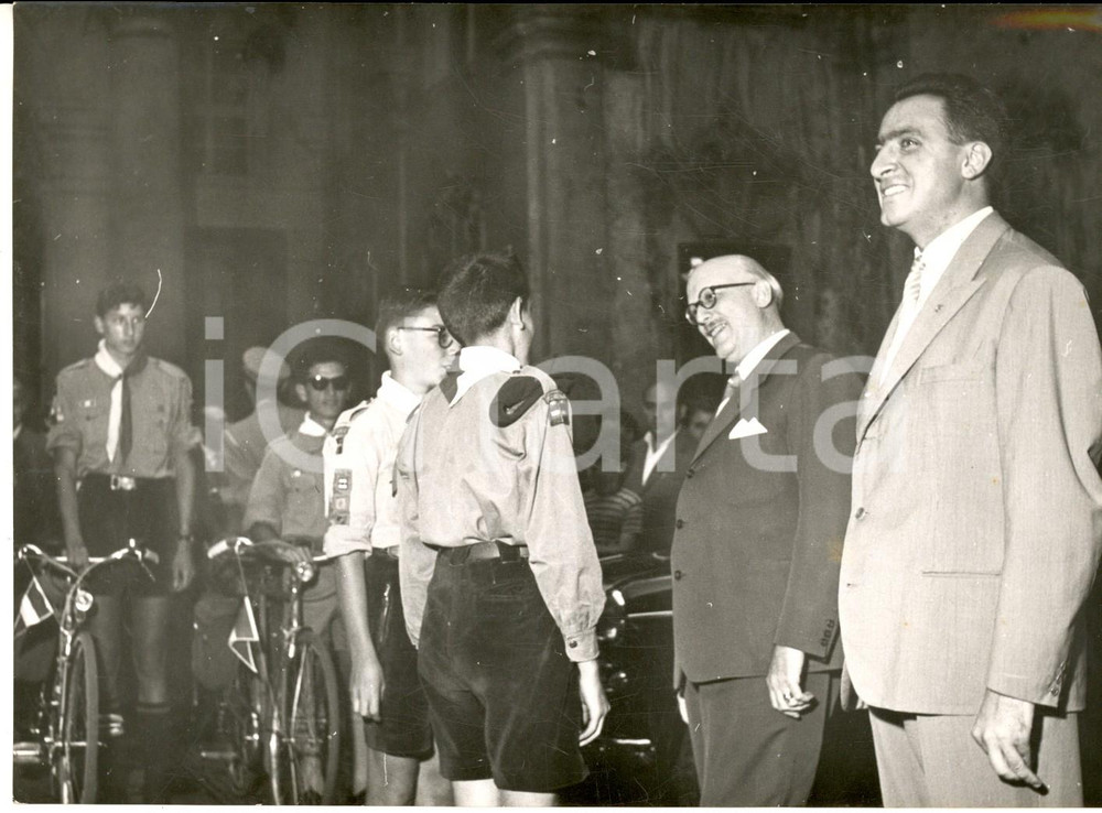 1956 TORINO Amedeo PEYRON riceve i boy scout in partenza per l'Europa *Foto 