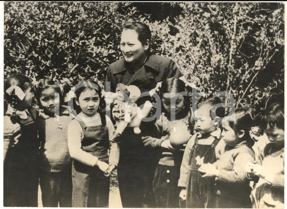 1959 PECHINO (CHINA) Song QINGLING vedova Sun YAT-SEN tra i bambini *Foto 18x13