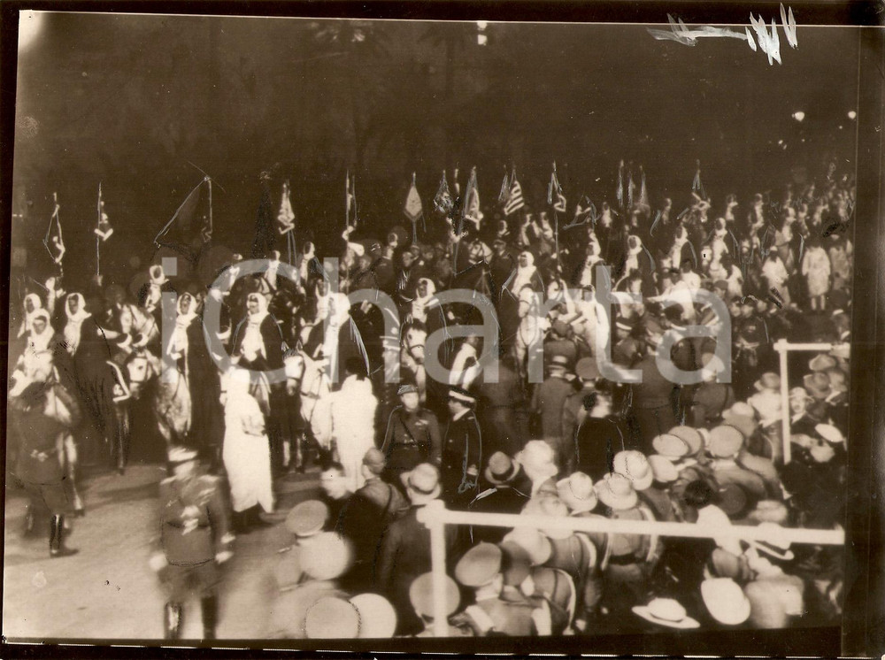 Fotografia d'epoca originale 1937 MILANO (?) Corteo con donne in costume tradizionale *Fotografia 24x18 cm 1