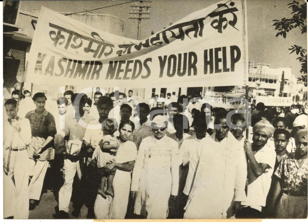1959 DELHI Ministro V. K. Krishna MENON in visita a KAROL BAGH - Foto 18x13 cm  Fotografia d'epoca con didascalia coeva al verso.   CONDIZIONI: G FORMATO: 18x13 cm     originale e autentica 1