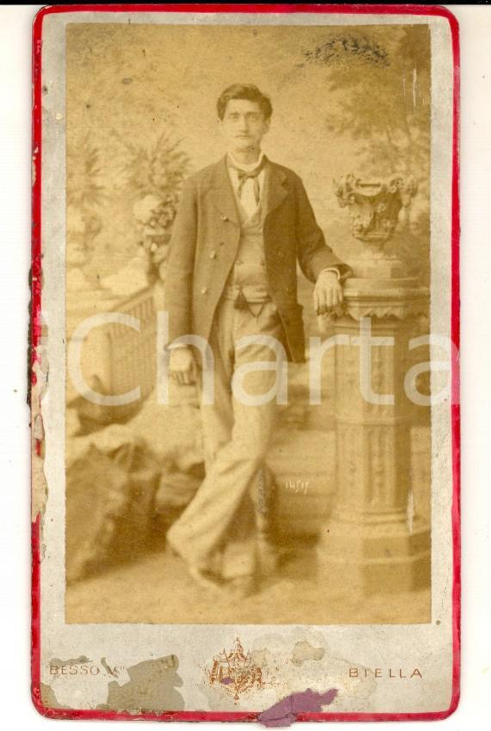 Fotografia d epoca originale 1880 ca BIELLA Ritratto maschile in abito chiaro Foto Vittorio BESSO CDV 1