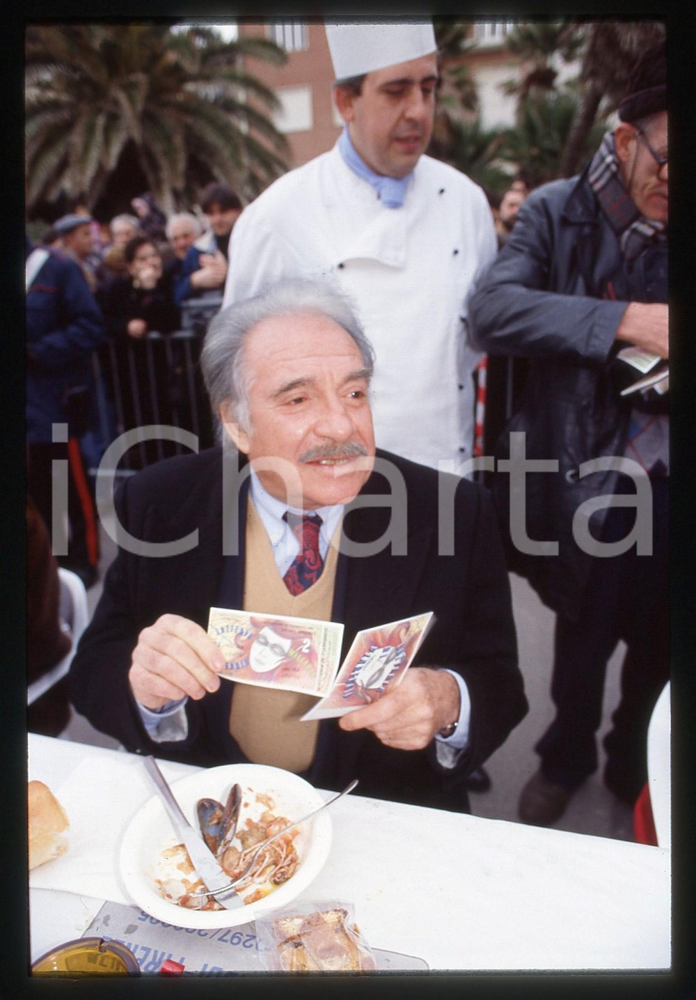 35mm vintage slide* 1989 CARNEVALE VIAREGGIO Ugo TOGNAZZI con biglietti lotteria